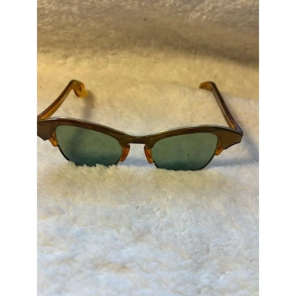 Rare! Vintage cat-eye sunglasses featuring mid-century design l lower rims and